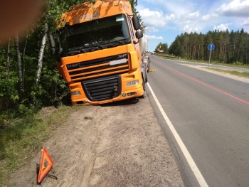 Спущенное колесо грузового автомобиля – причина обращения в нашу спасательную службу